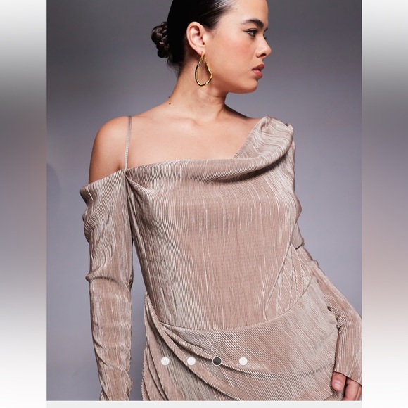 NWT ASOS DESIGN Curve Plisse Fallen Shoulder Maxi Dress With Ruching in Camel 20 - Picture 4 of 13
